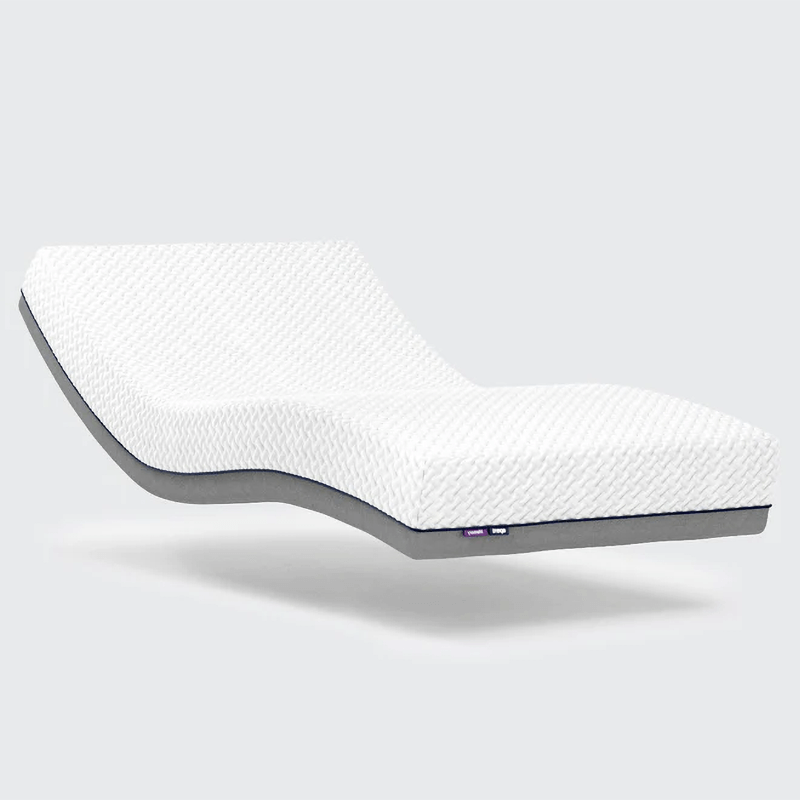 This layered foam mattress is constructed from a Visco/memory foam topper and a supportive, filler-free reflex foam base to provide pressure-relieving benefits.